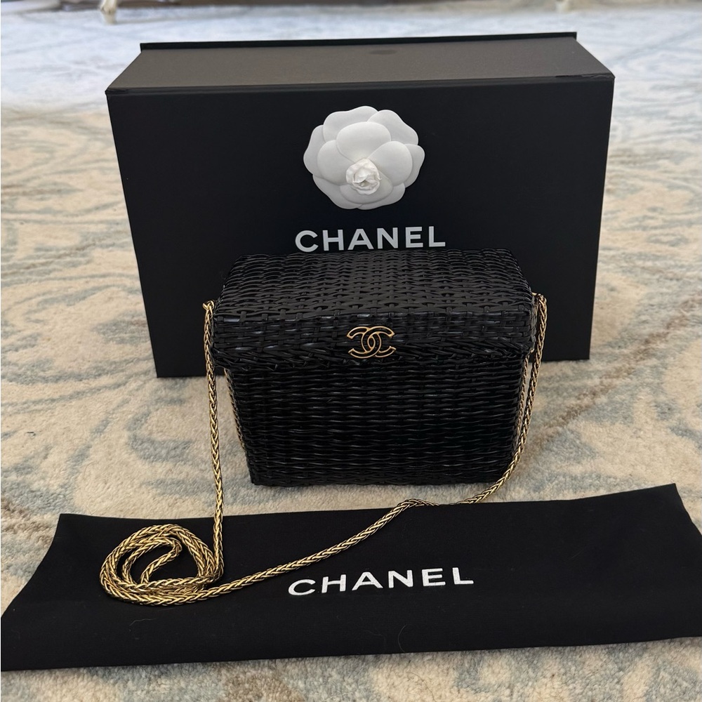 Rare! CHANEL Black Wicker Basket Bag with Gold Chain - Picture 2 of 5